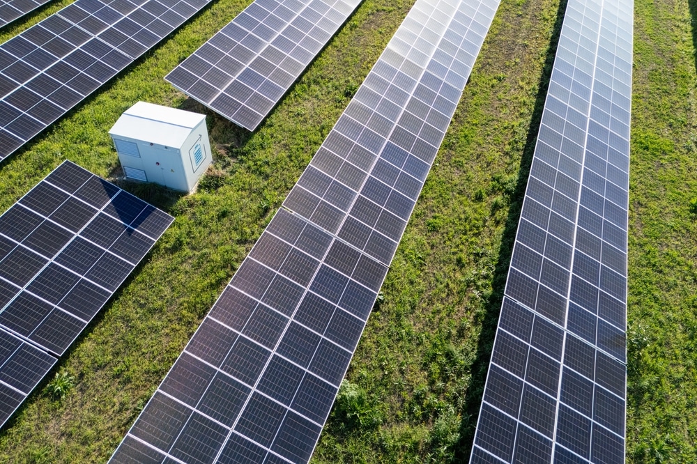 Baignoire îlot moderne : design minimaliste et ambiance spa. Baignoire îlot blanche, robinetterie minimaliste et parquet en bois clair à chevrons. Étagères intégrées décoratives dans la salle de bain moderne.